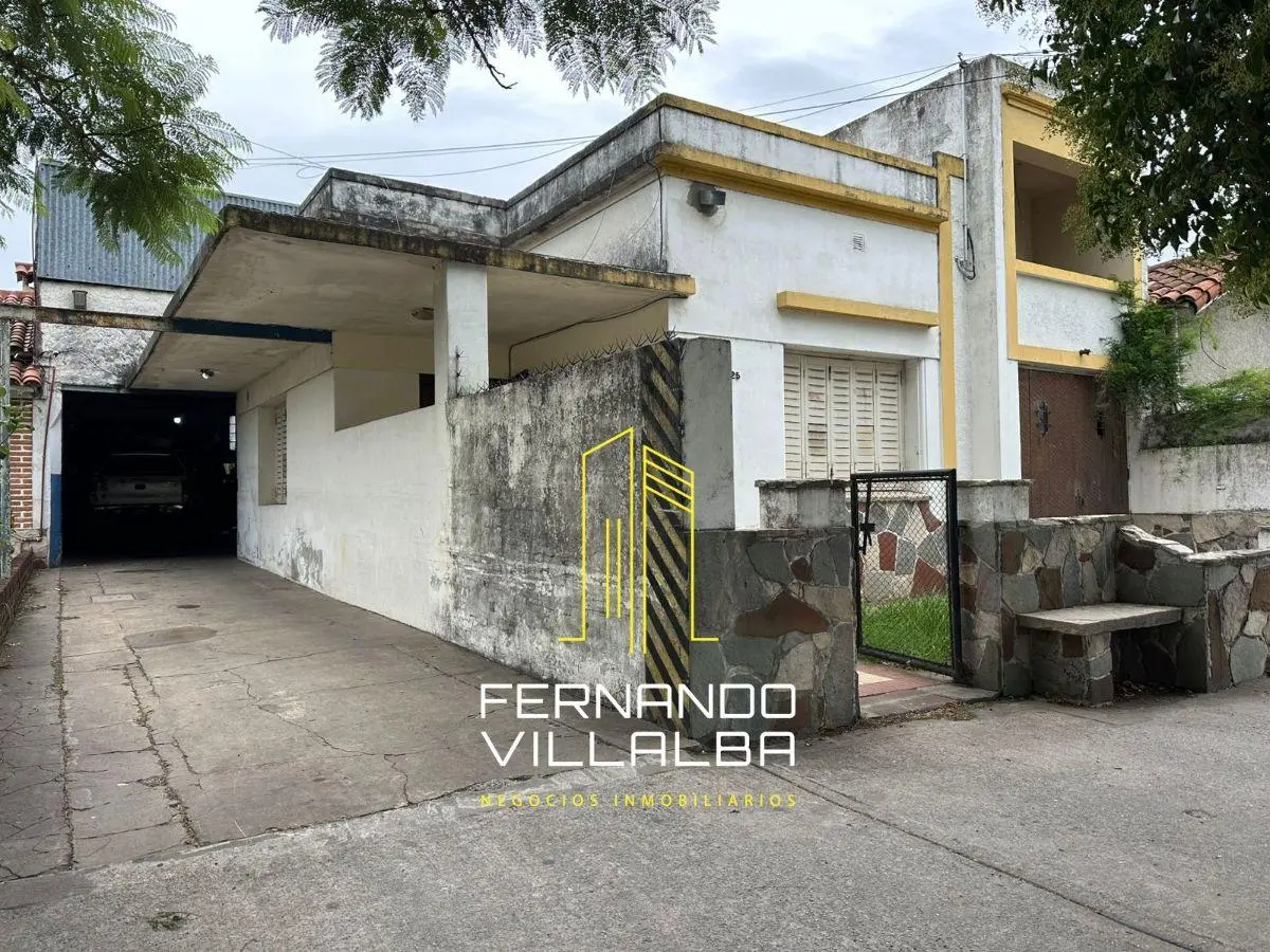 VENTA-Casa con galpón en zona comercial de Lujan 3