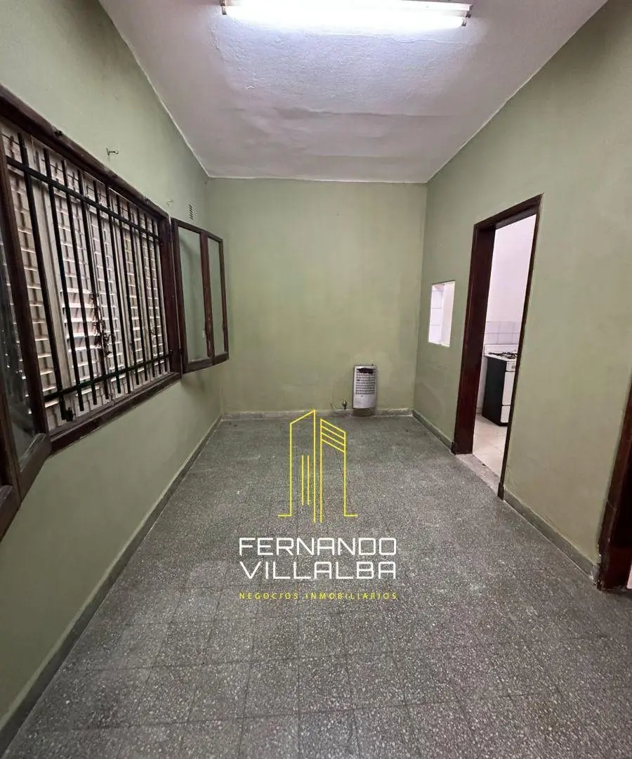 VENTA-Casa con galpón en zona comercial de Lujan 2