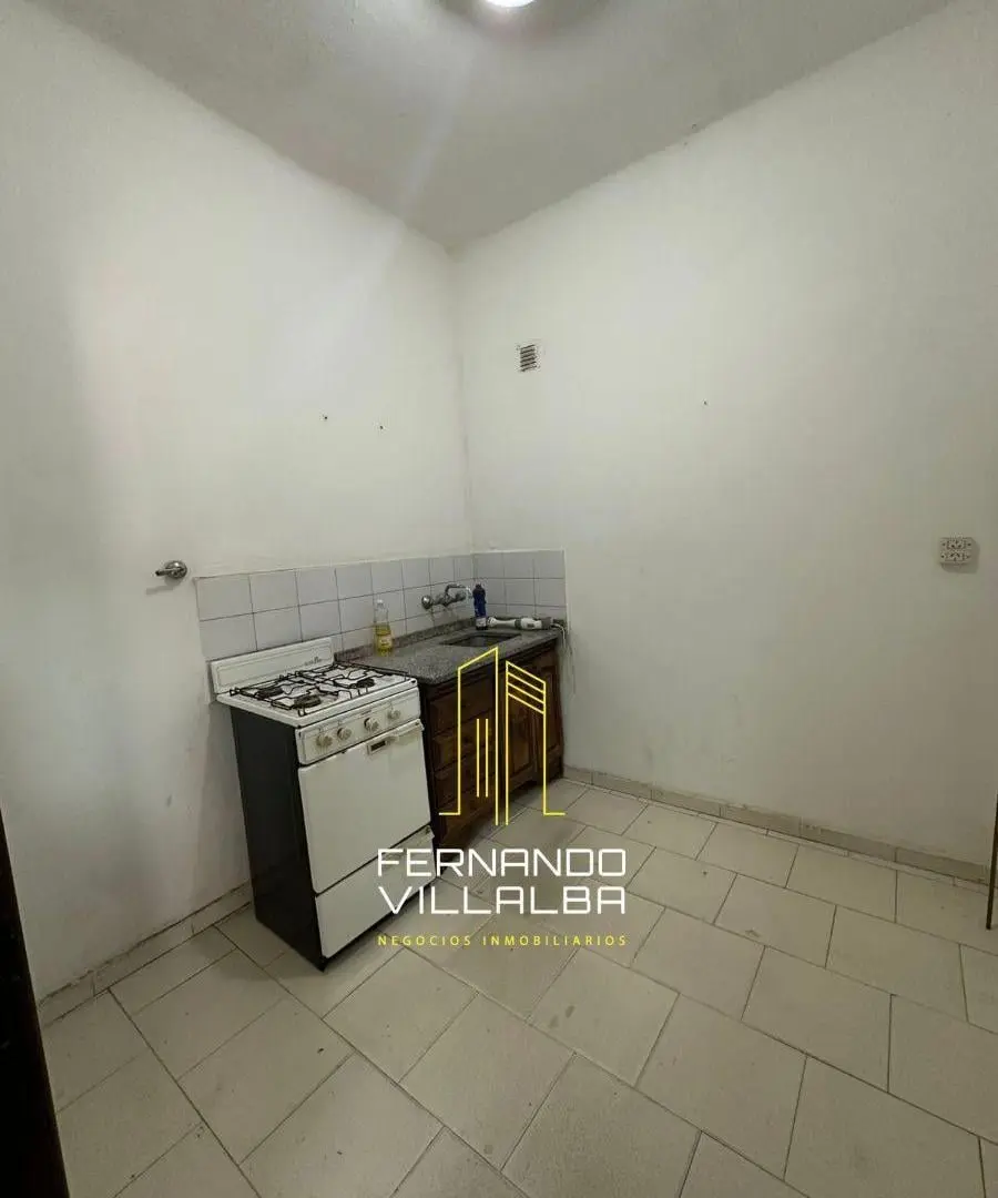 VENTA-Casa con galpón en zona comercial de Lujan 5
