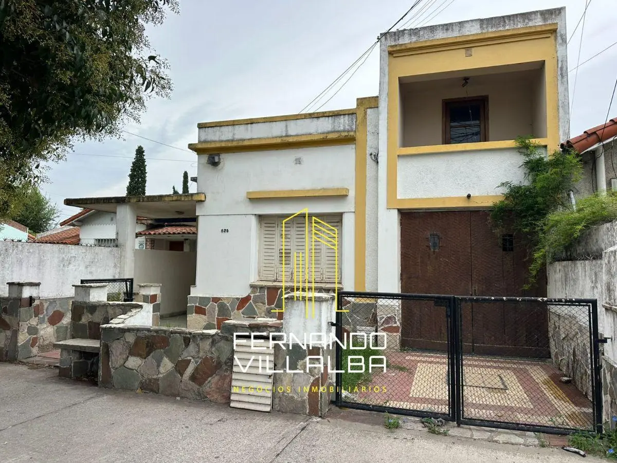 VENTA-Casa con galpón en zona comercial de Lujan 1