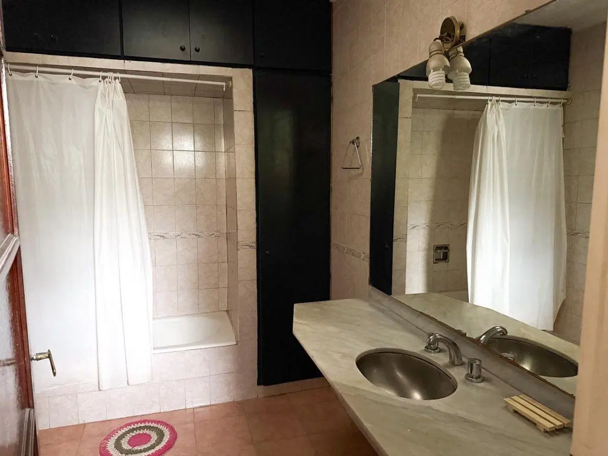 PH EN VENTA, DOS DORMITORIOS EN AVENIDA 51 ENTRE 2 Y 3, EXCELENTE ZONA. 4