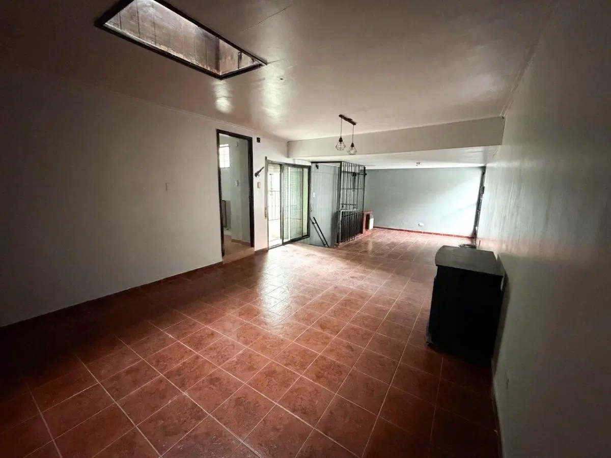 PH EN VENTA, DOS DORMITORIOS EN AVENIDA 51 ENTRE 2 Y 3, EXCELENTE ZONA. 5