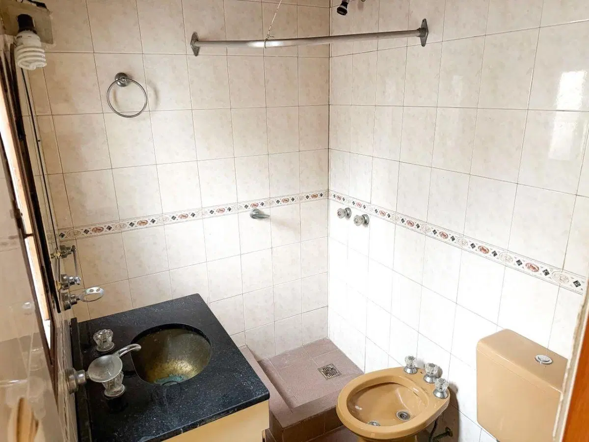 PH EN VENTA, DOS DORMITORIOS EN AVENIDA 51 ENTRE 2 Y 3, EXCELENTE ZONA. 5