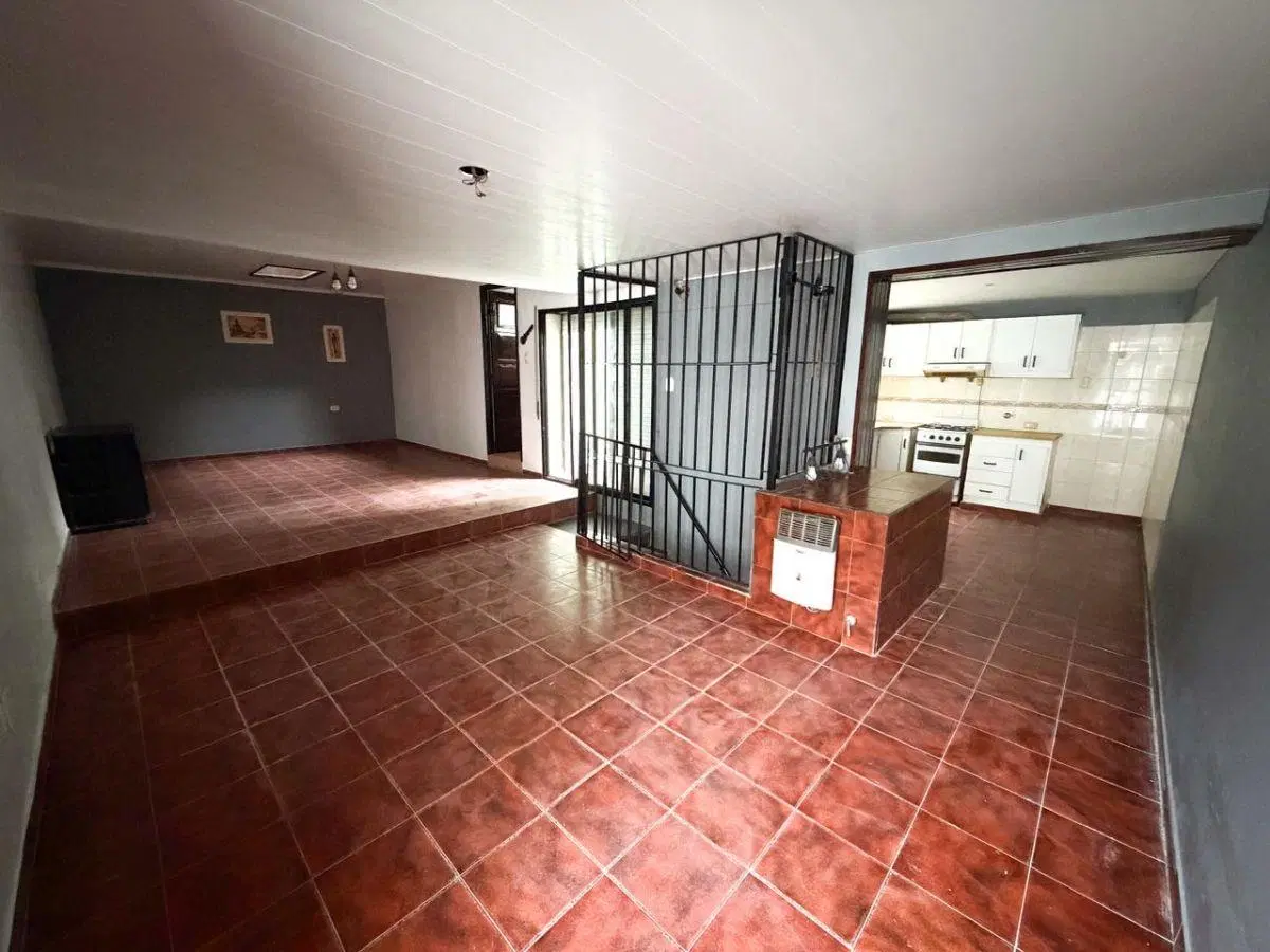 PH EN VENTA, DOS DORMITORIOS EN AVENIDA 51 ENTRE 2 Y 3, EXCELENTE ZONA. 2