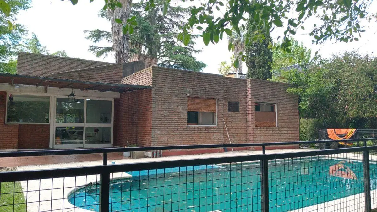 Casa en venta con 4 dormitorios y 990 m² en El Paraíso 2