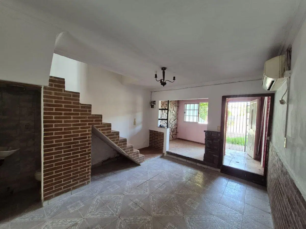 Casa a reciclar en Monte Grande con cochera y pileta. Gran Potencial 3