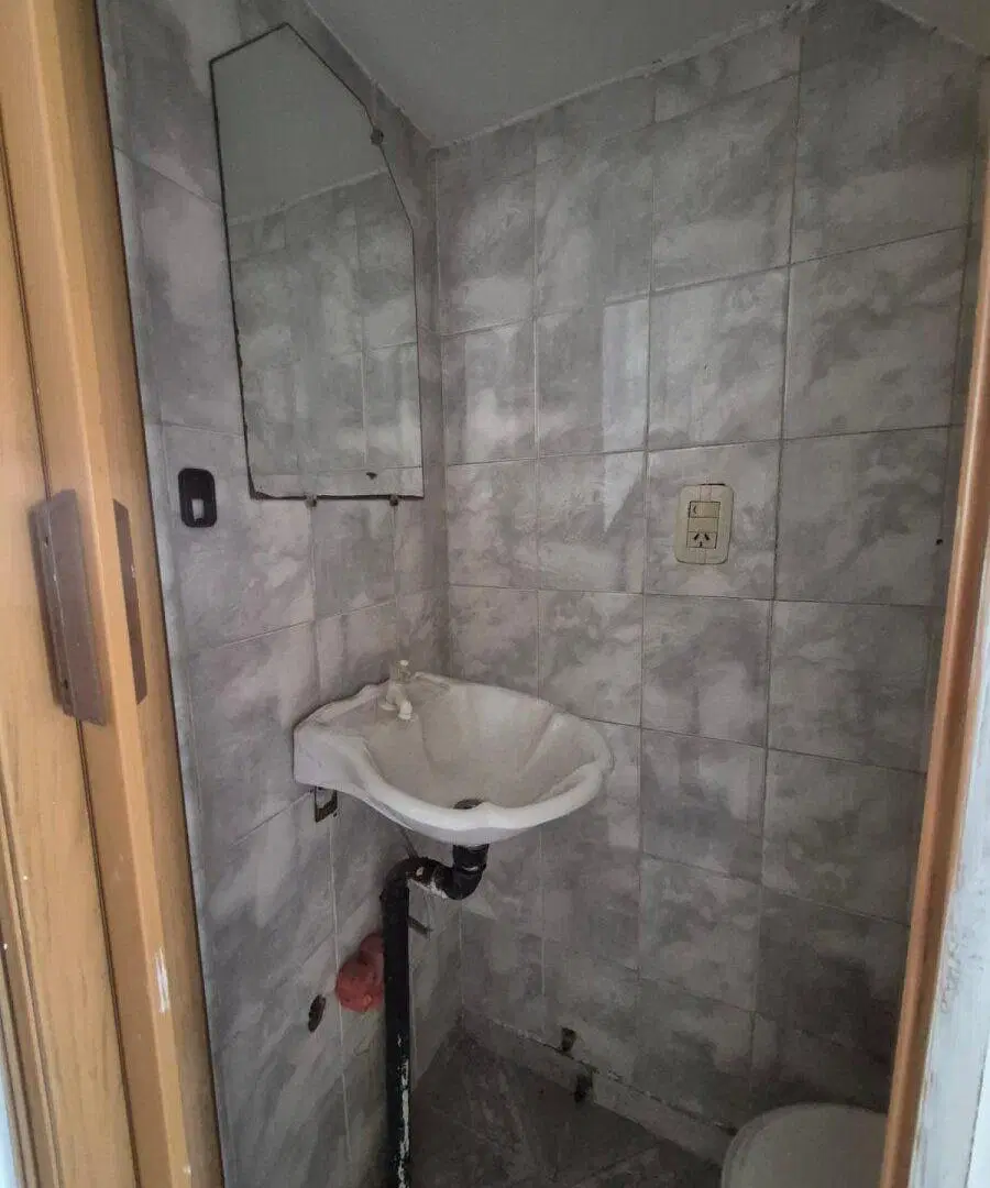 Casa a reciclar en Monte Grande con cochera y pileta. Gran Potencial 2