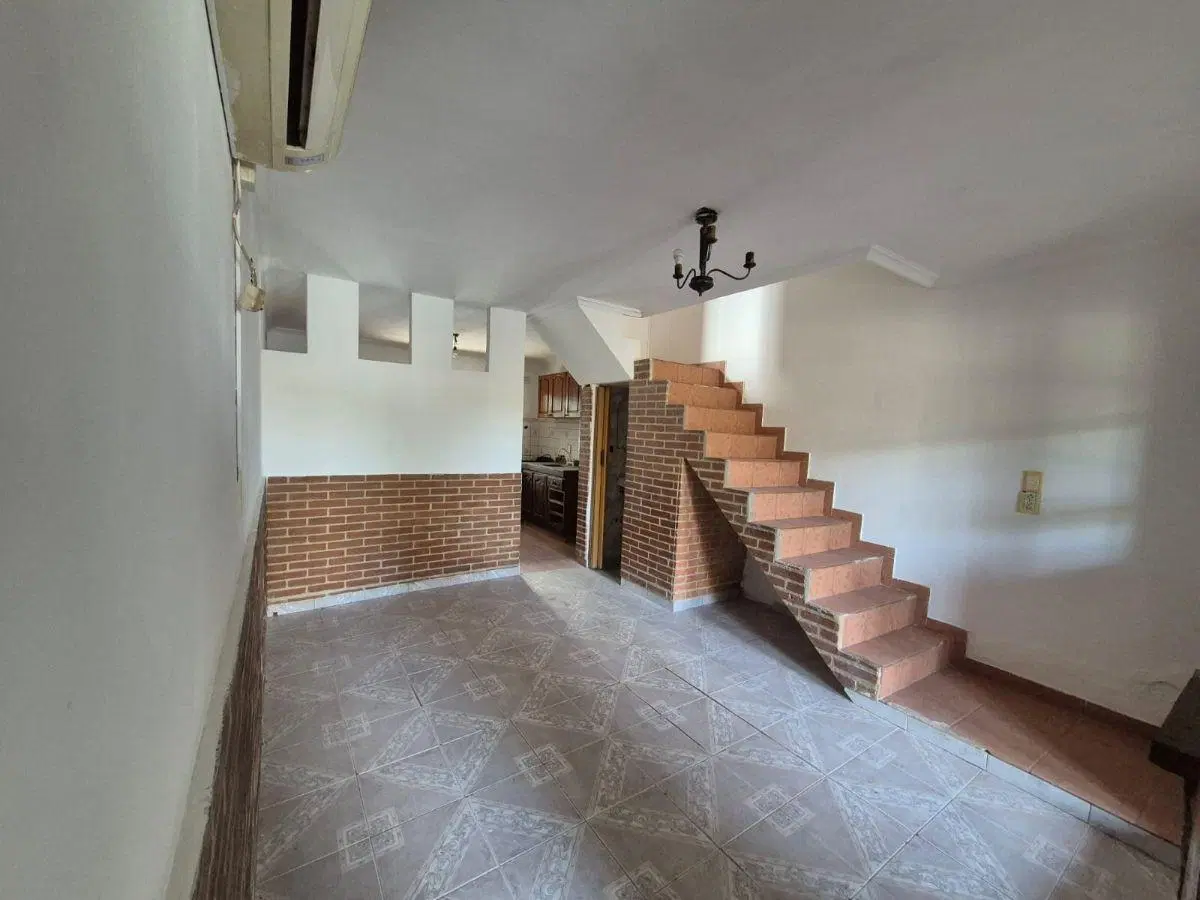 Casa a reciclar en Monte Grande con cochera y pileta. Gran Potencial 5