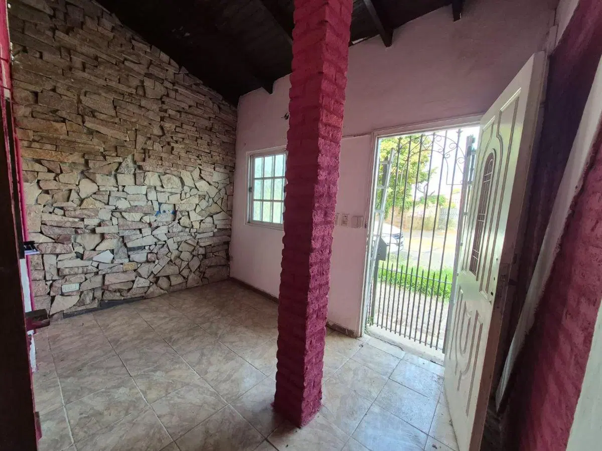 Casa a reciclar en Monte Grande con cochera y pileta. Gran Potencial 5
