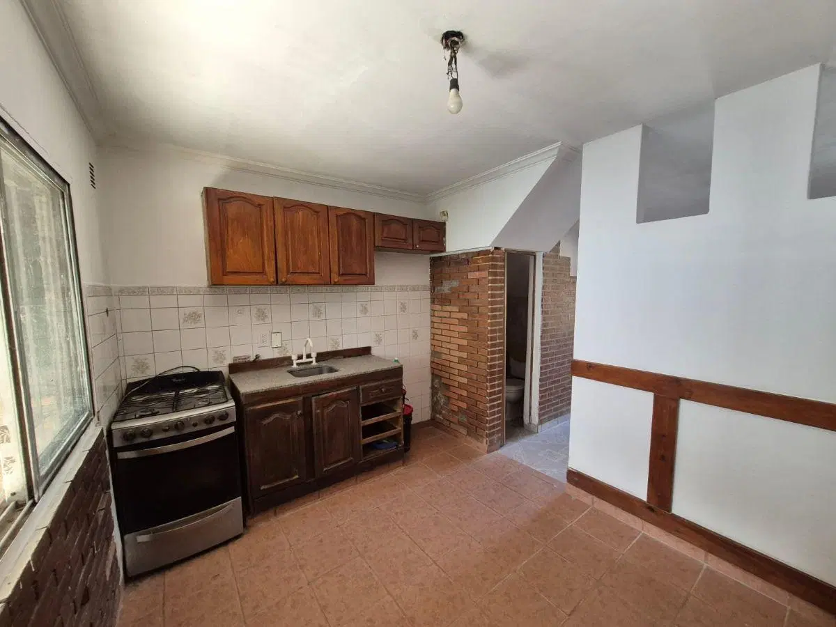 Casa a reciclar en Monte Grande con cochera y pileta. Gran Potencial 4