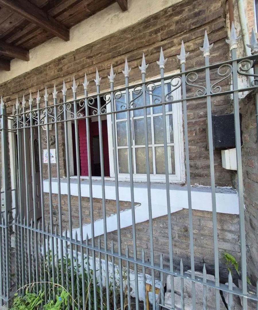 Casa a reciclar en Monte Grande con cochera y pileta. Gran Potencial 2