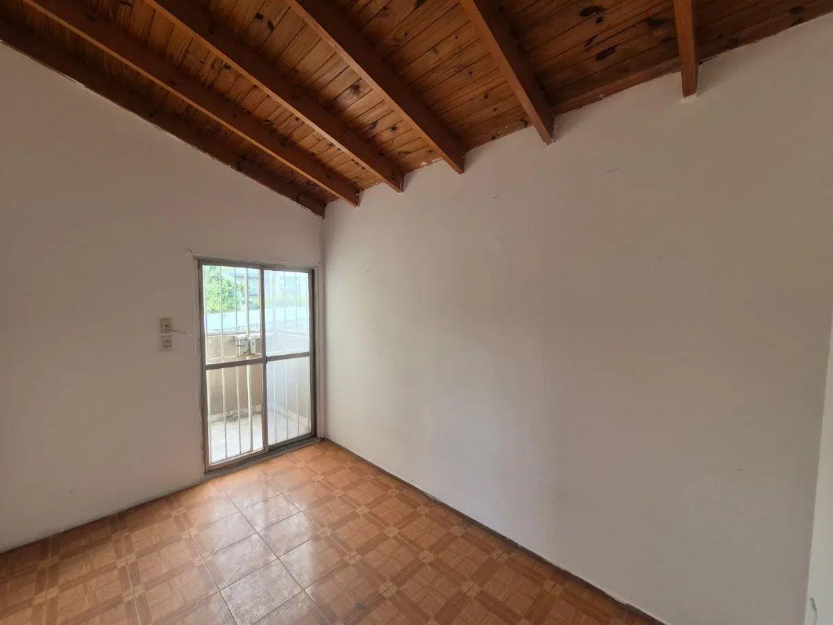 Casa a reciclar en Monte Grande con cochera y pileta. Gran Potencial 3