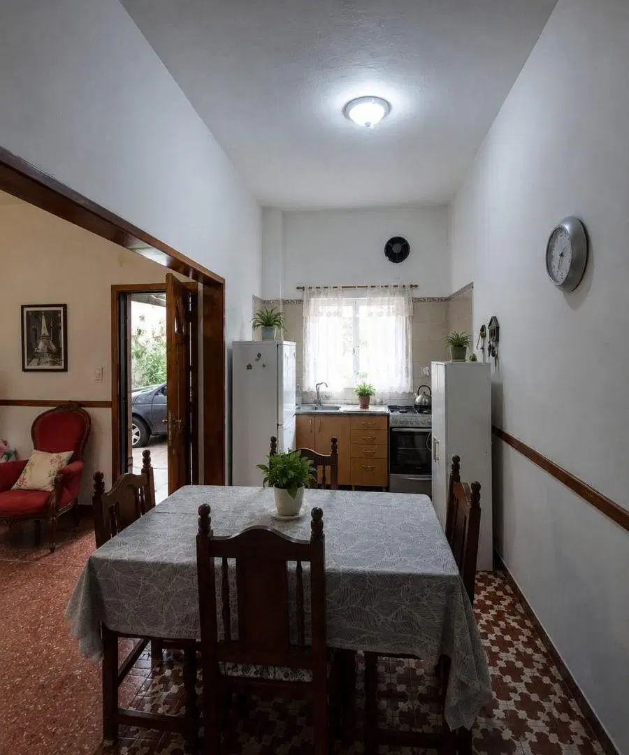 Casa 3 ambientes c/ cochera, patio y local en Adrogué 4