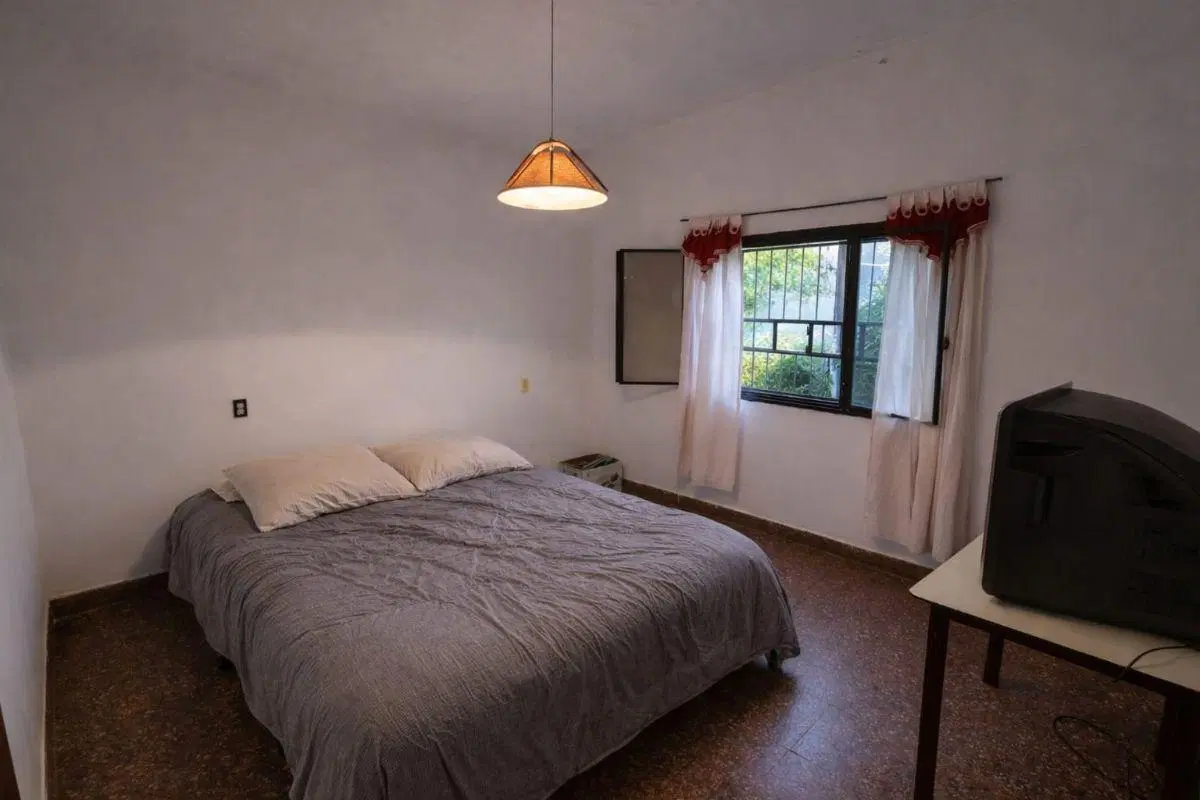 Casa 3 ambientes c/ cochera, patio y local en Adrogué 5