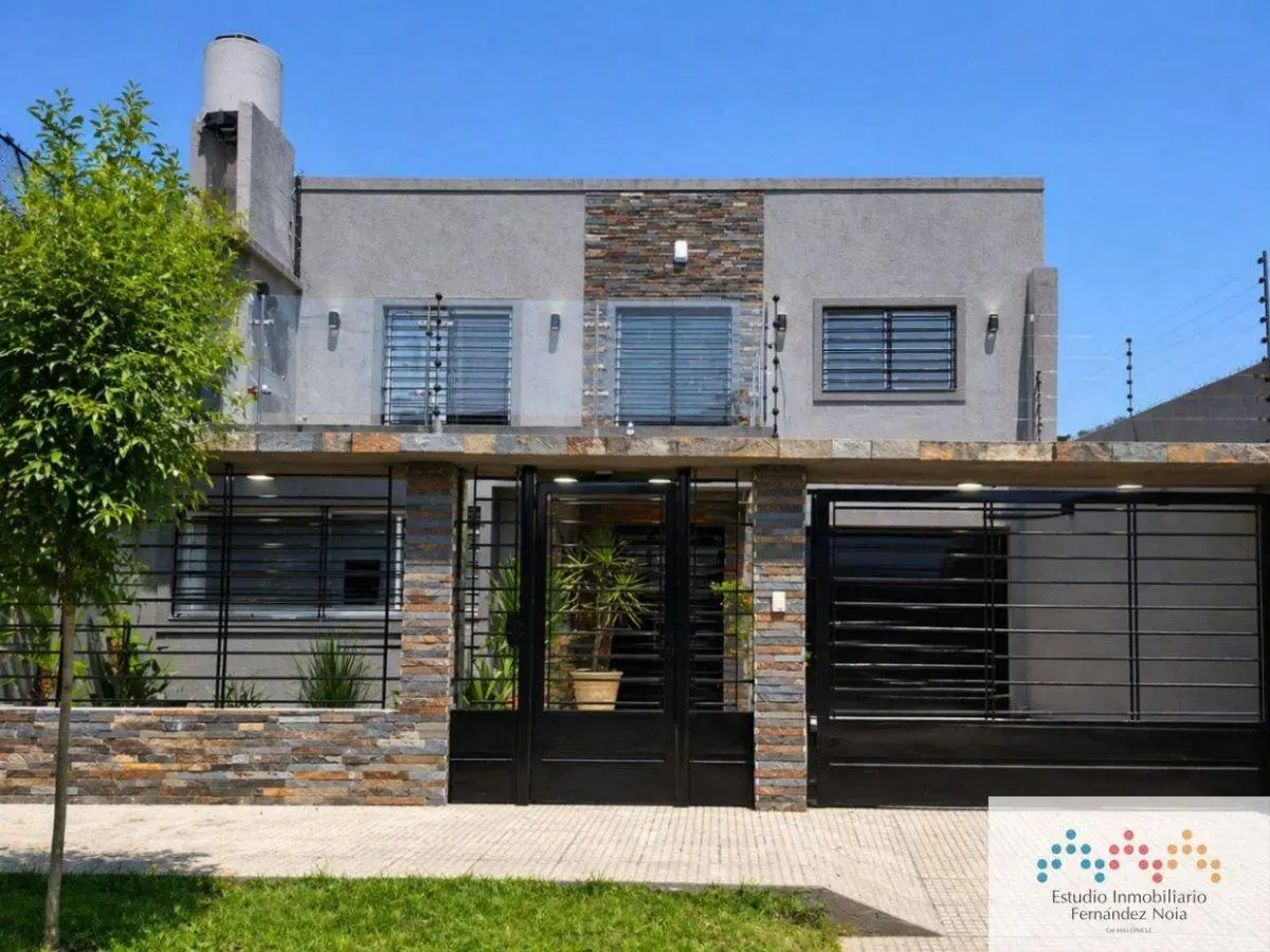 CASA 4 AMBIENTES CON COCHERA, PILETA Y QUINCHO EN BURZACO 3