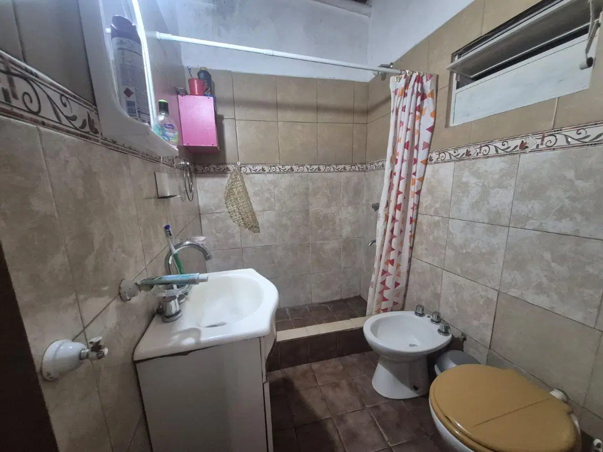 Casa con 2 dormitorios y patio en venta en Burzaco 4