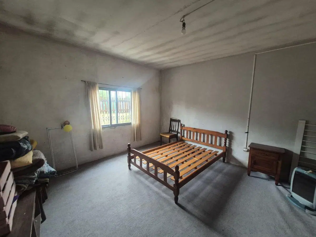 Casa con 2 dormitorios y patio en venta en Burzaco 5