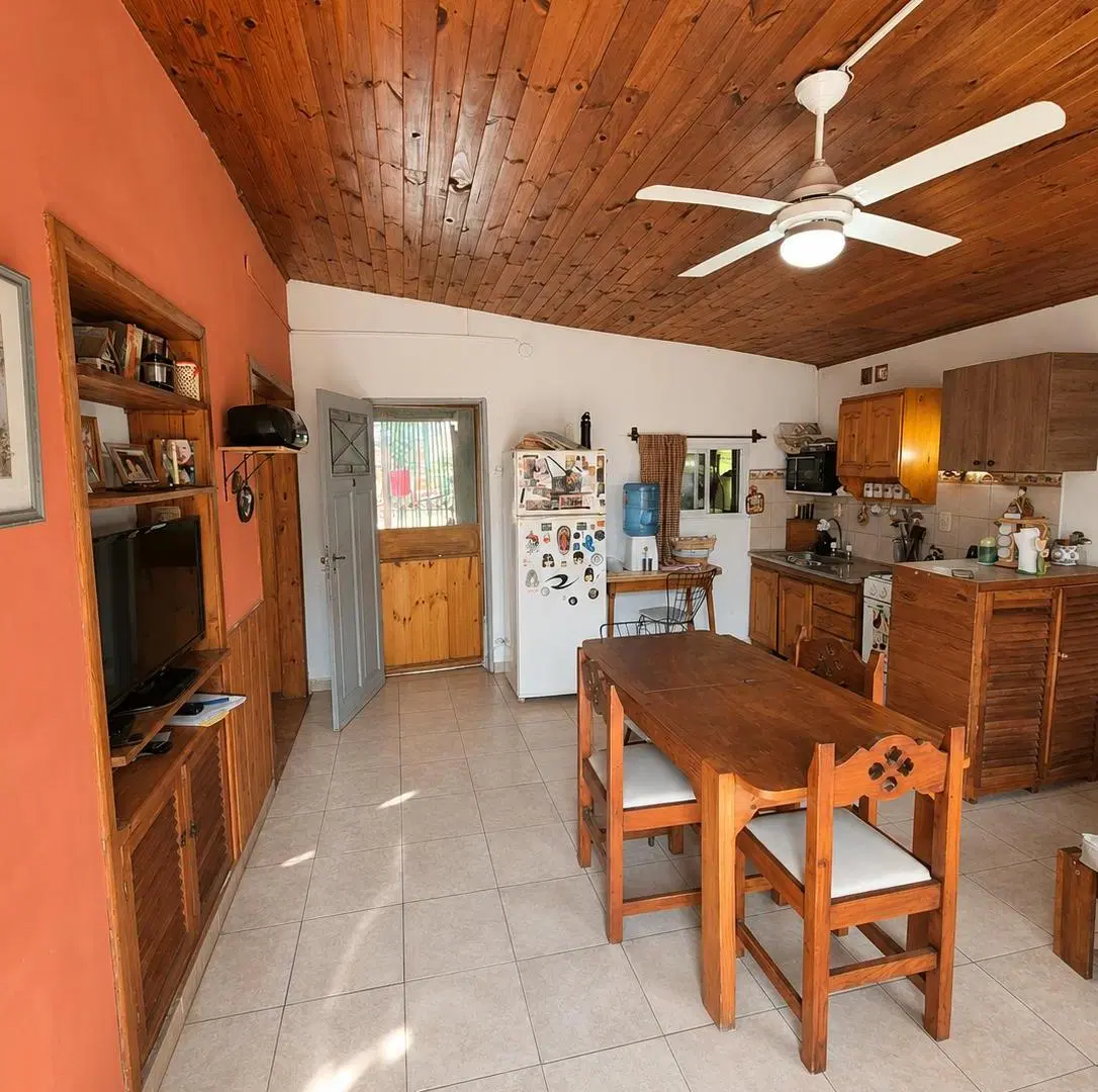Casa con 2 dormitorios y patio en venta en Burzaco 2