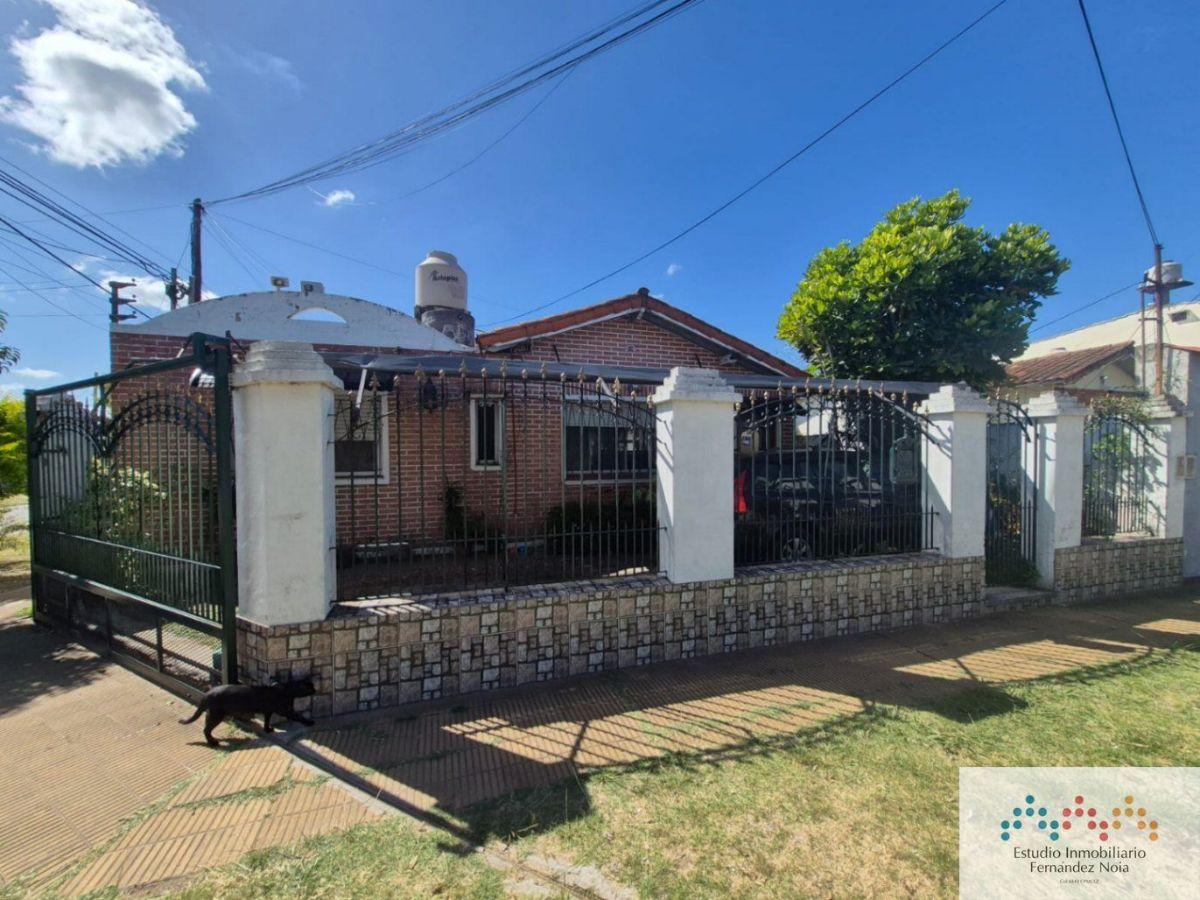 Foto de Chalet en Esquina con Gran Patio y Cochera | Lomas de Zamora, imagen 1