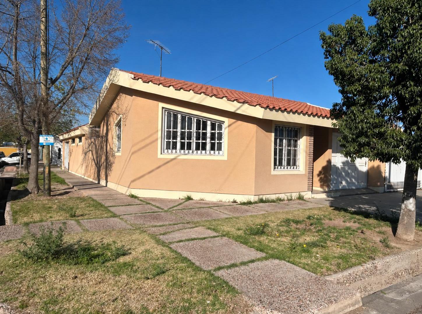 Foto de Casa en venta en San Martin Mendoza CEC 4 ubicación inmejorable, imagen 1