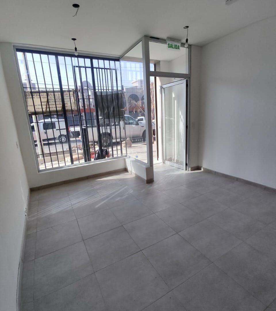 Foto de Alquilamos local Comercial calle Beltrán Godoy Cruz, imagen 2