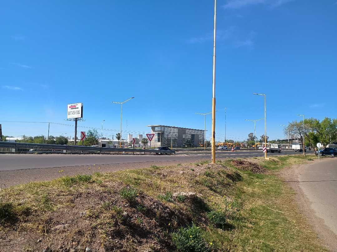Foto de Terreno en Venta 1318 m2 gran visibilidad en oeste de Acceso Sur., imagen 3
