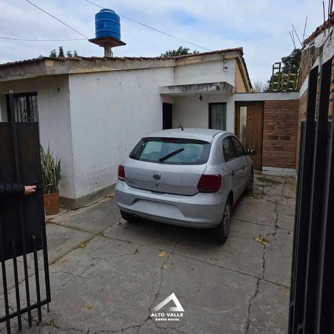 Casa en Zona SurCASA EN VENTA DE 3 DORMITORIOS CON AMPLIO FONDO – BARRIO SANTA ANA II 3