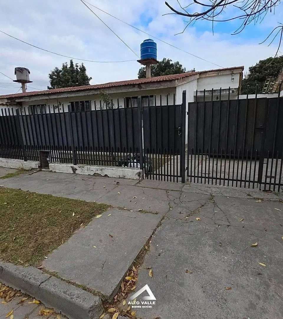 Casa en Zona SurCASA EN VENTA DE 3 DORMITORIOS CON AMPLIO FONDO – BARRIO SANTA ANA II 2