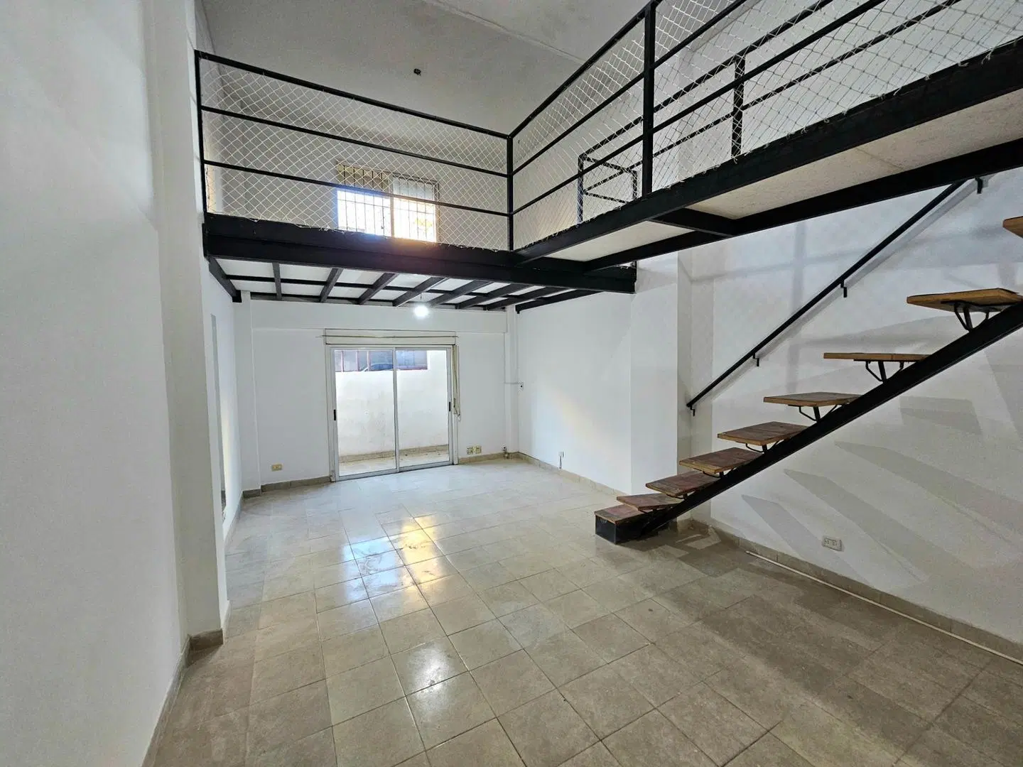 MONOAMBIENTE Y 1/2 EN PB, CENTRO DE VILLA BALLESTER , CON PE 1