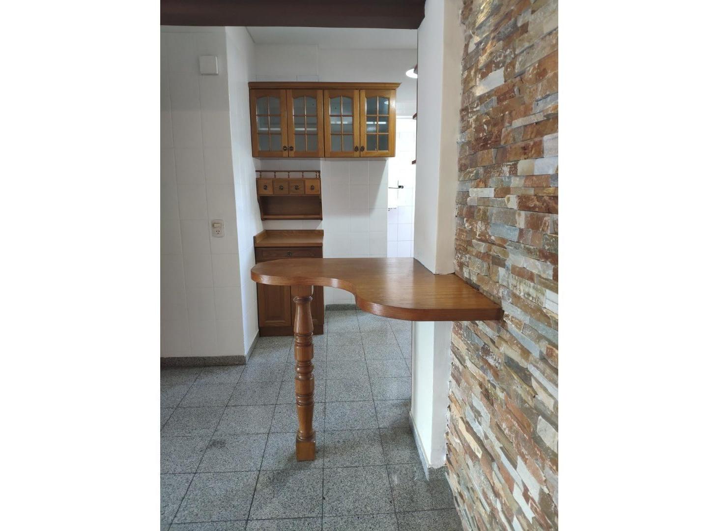 Foto de HERMOSO DEPTO 3 AMBIENTES MUY AMPLIO Y LUMINOSO CON COCHERA, imagen 3