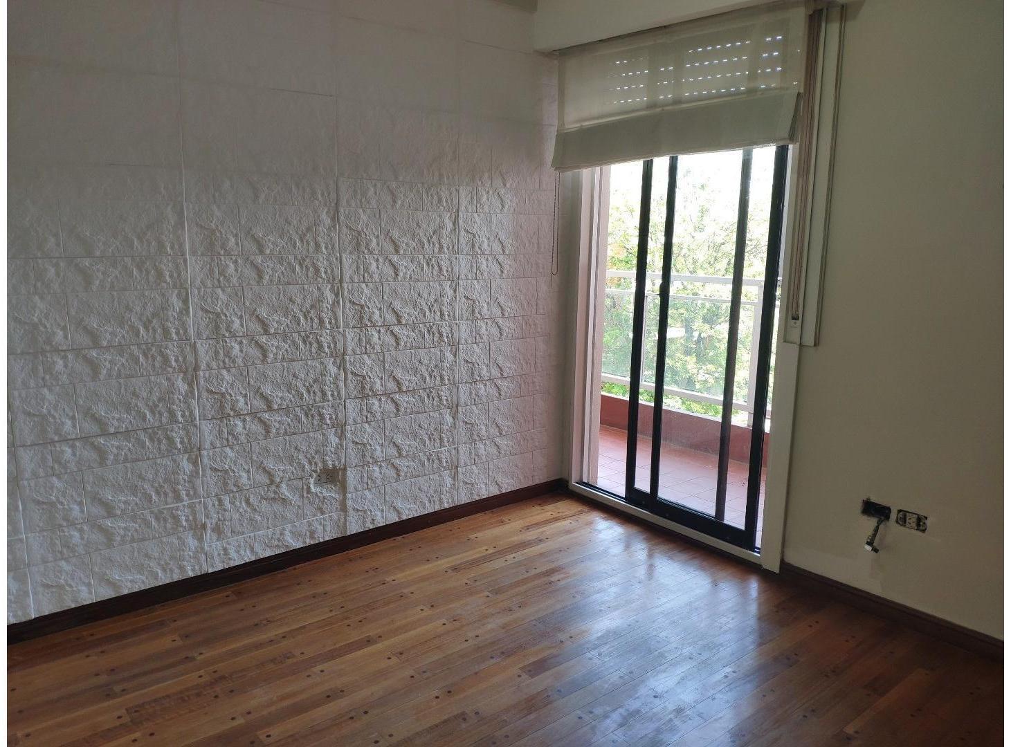 Foto de HERMOSO DEPTO 3 AMBIENTES MUY AMPLIO Y LUMINOSO CON COCHERA, imagen 2
