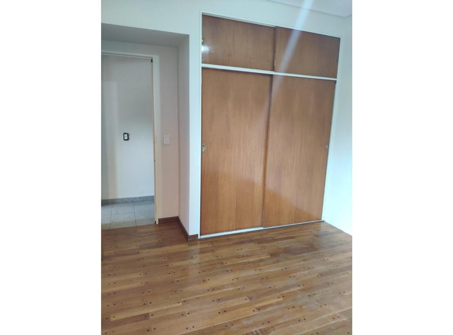 Foto de HERMOSO DEPTO 3 AMBIENTES MUY AMPLIO Y LUMINOSO CON COCHERA, imagen 4