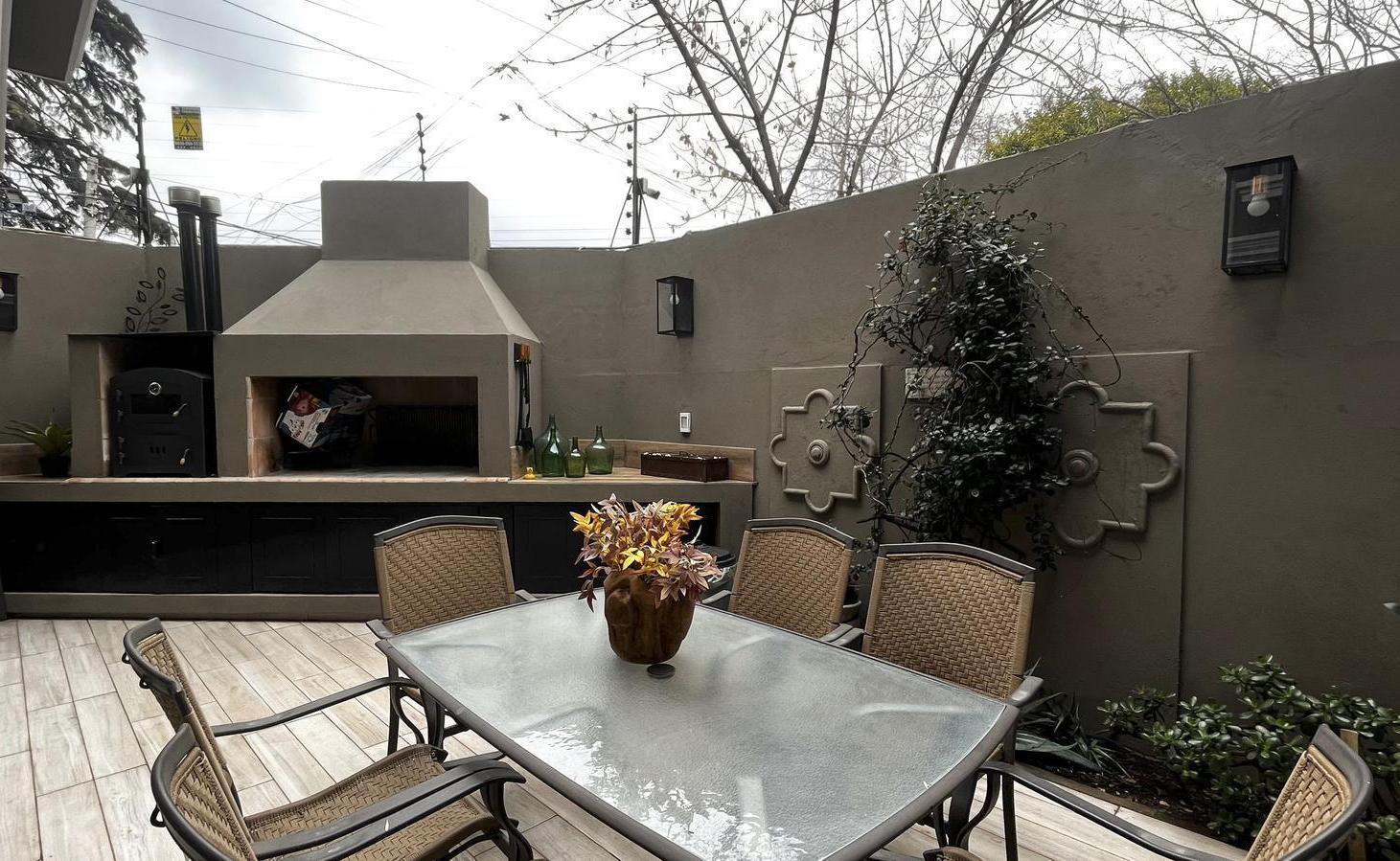 Foto de CASA ESQUINA EN VENTA FRENTE A PLAZA BIRITOS. Godoy Cruz | Apta, imagen 1