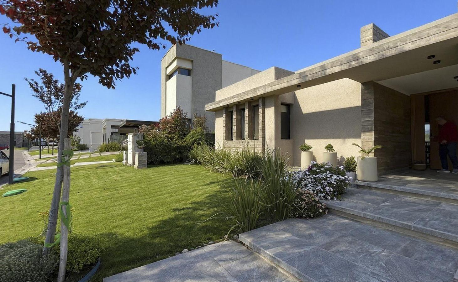 Foto de CASA EN VENTA RINCON VIAMONTE. VISTALBA. MENDOZA., imagen 1