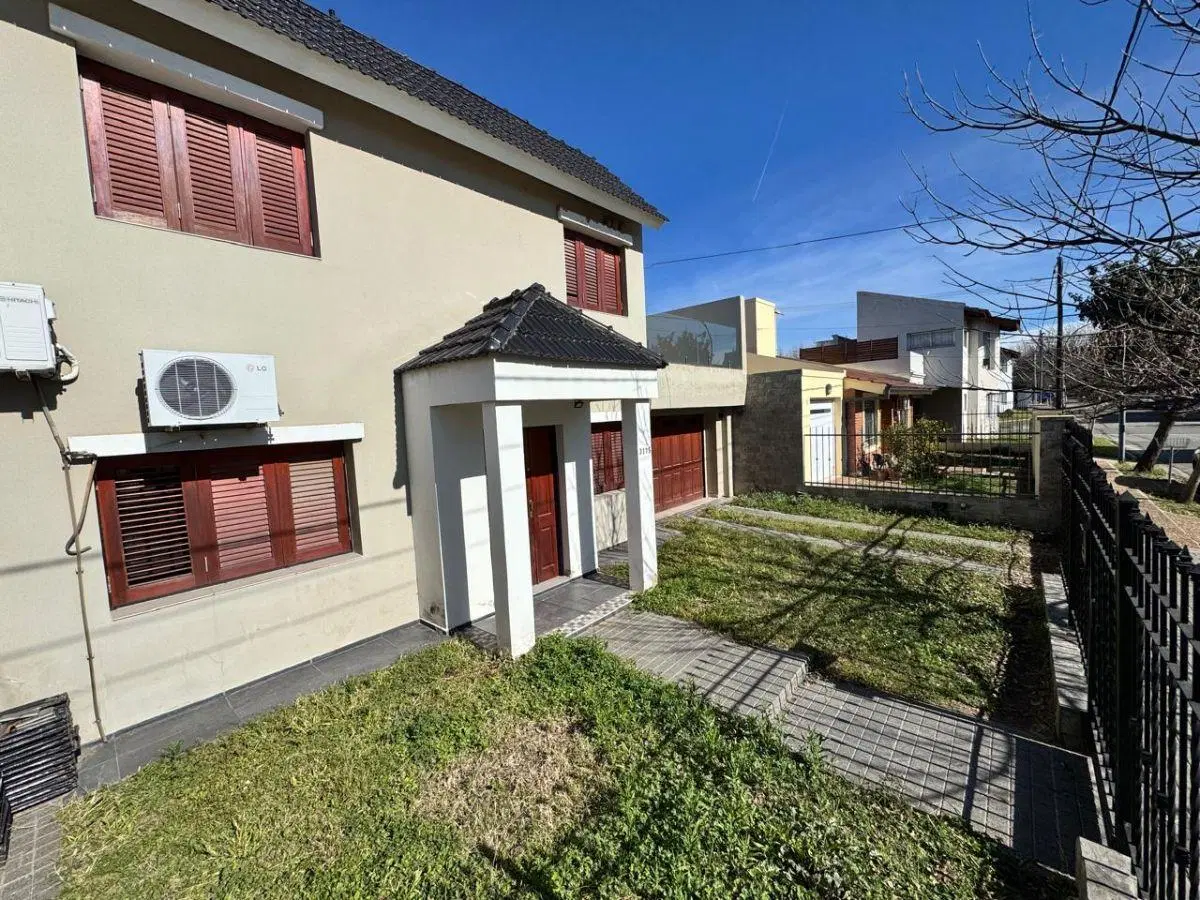 CASA EN VENTA DE 3 DORMITORIOS EN NUEVA POETA LUGONES 4