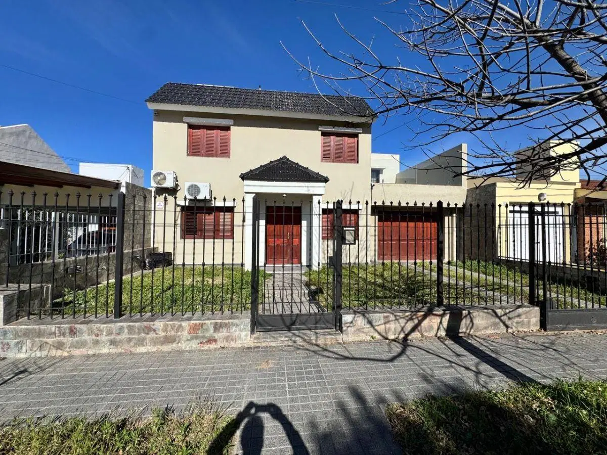 CASA EN VENTA DE 3 DORMITORIOS EN NUEVA POETA LUGONES 2