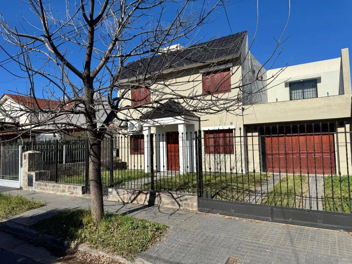 CASA EN VENTA DE 3 DORMITORIOS EN NUEVA POETA LUGONES 3