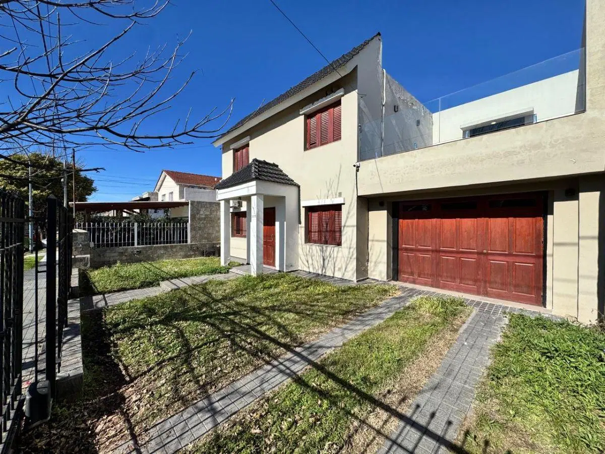 CASA EN VENTA DE 3 DORMITORIOS EN NUEVA POETA LUGONES 5