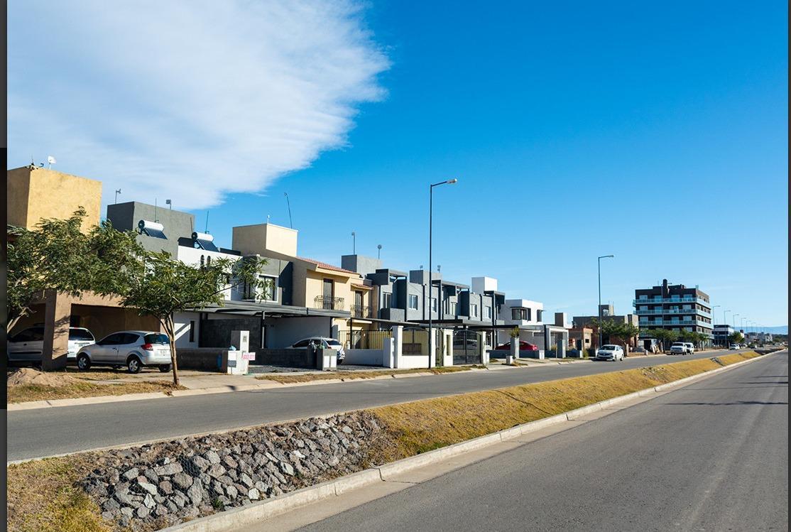 Foto de LOTE EN VENTA DOCTA 250 M2 FRENTE A ESPACIO VERDE APTO DUPLEX, imagen 3