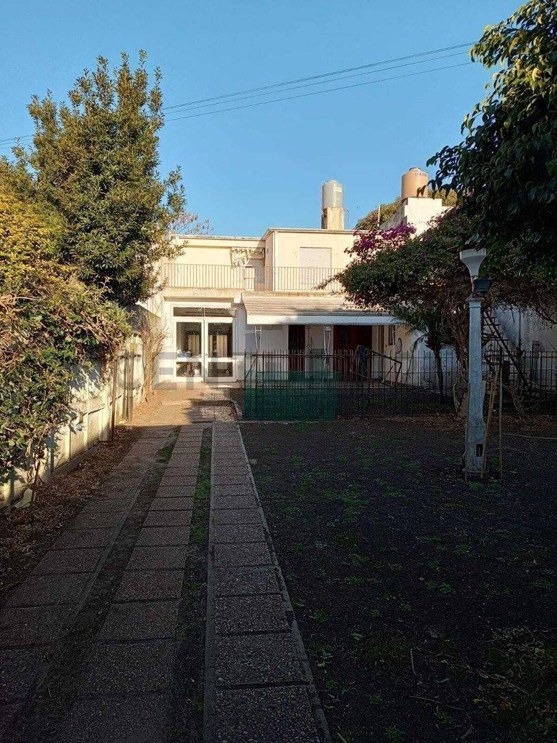 Venta de Casa 8 Ambientes 5 Dorm., La Plata 3