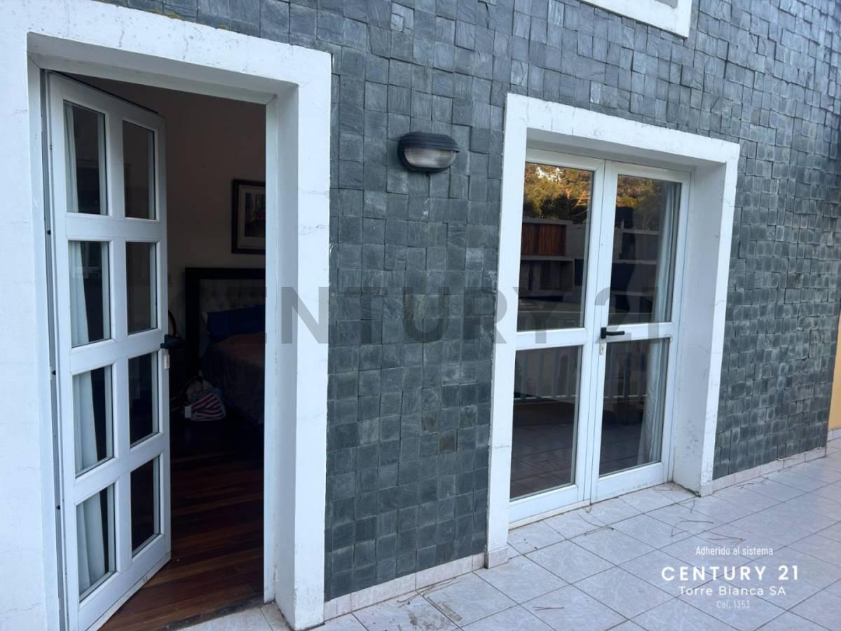 Casa de (4) Cuatro Ambientes en Venta - Carilo - Zona Golf - Pinamar - Costa Atlántica. 2