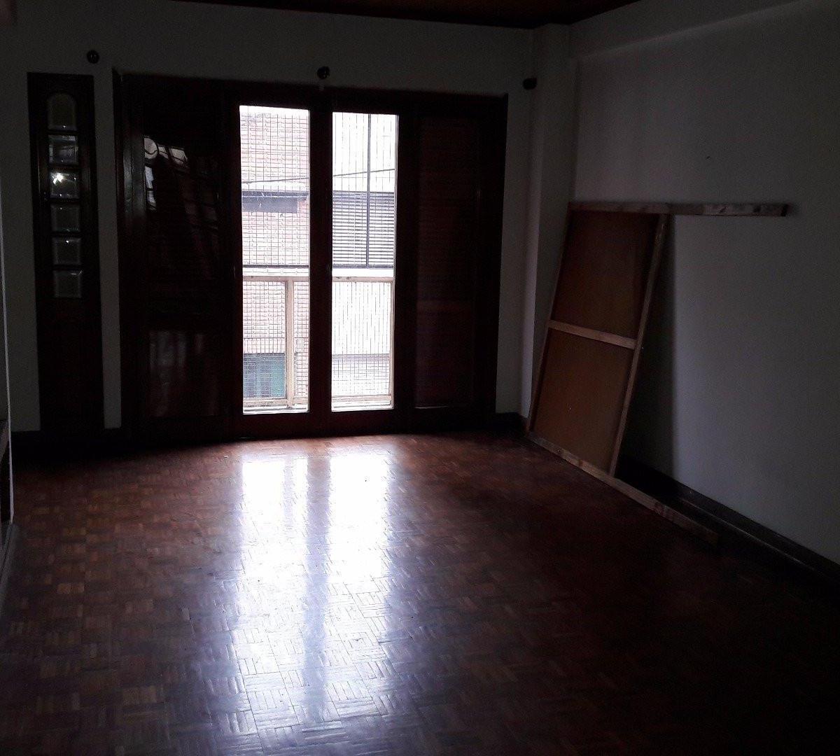 Venta de Dos Locales y Dpto de 4 Habitaciones. Mercedes (B) 1