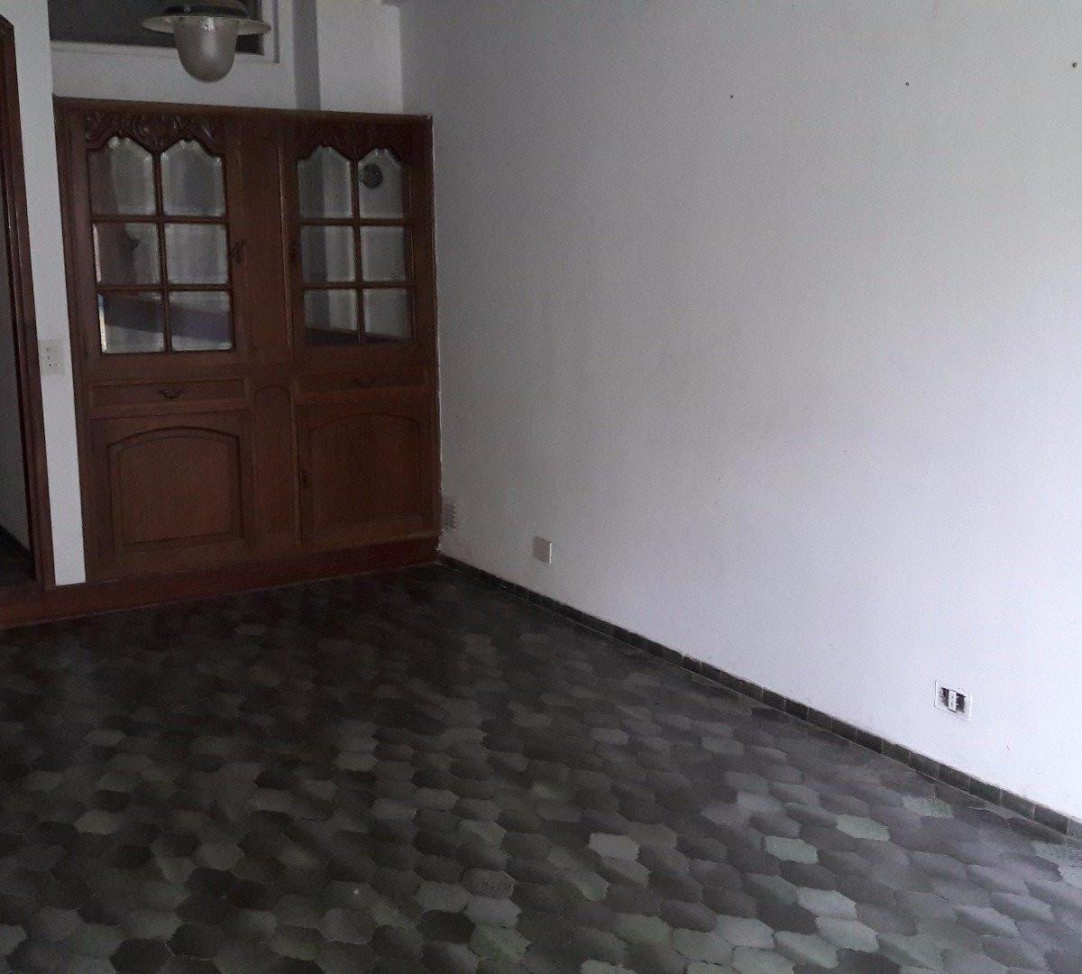 Venta de Dos Locales y Dpto de 4 Habitaciones. Mercedes (B) 4