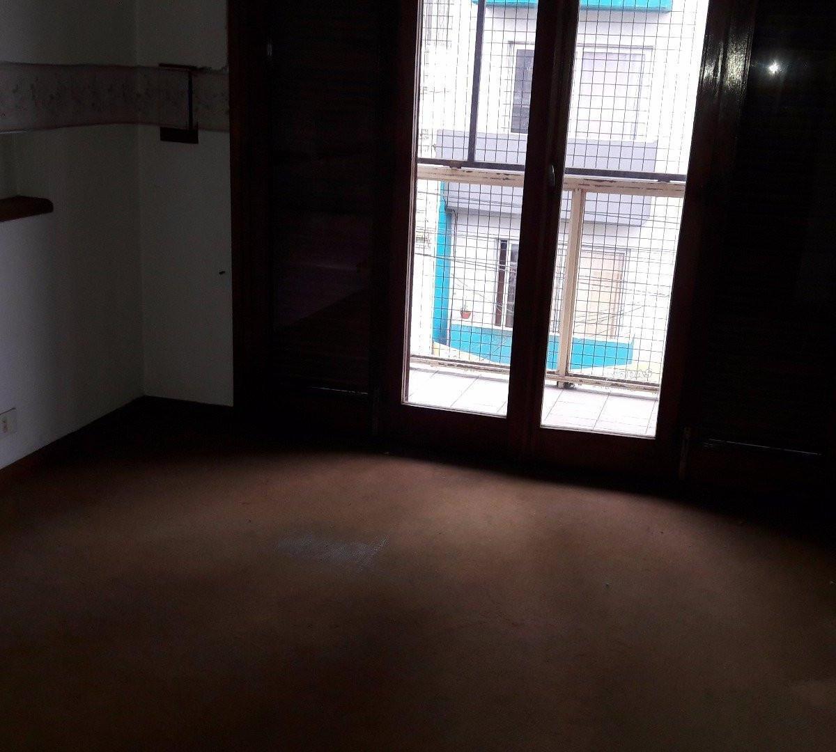 Venta de Dos Locales y Dpto de 4 Habitaciones. Mercedes (B) 2