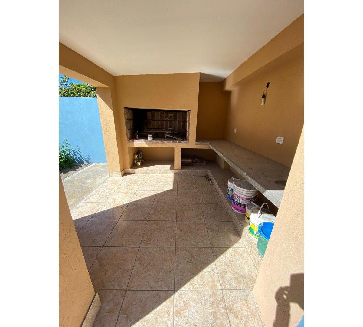 Venta de Casa Calle 11 E/ 34 y 36 de 3 Dorm. y Garage. 2