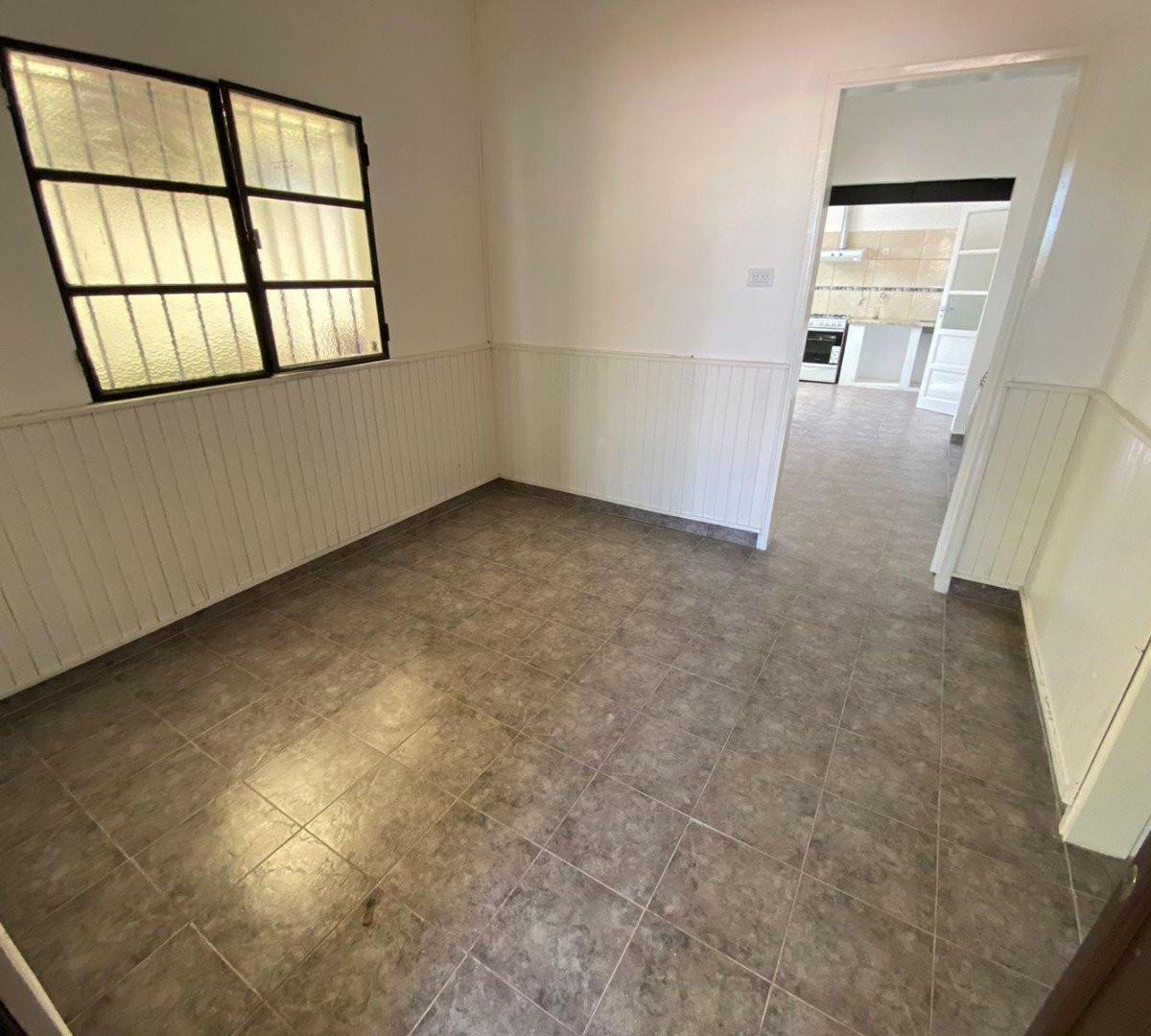 Venta de Casa Calle 11 E/ 34 y 36 de 3 Dorm. y Garage. 3