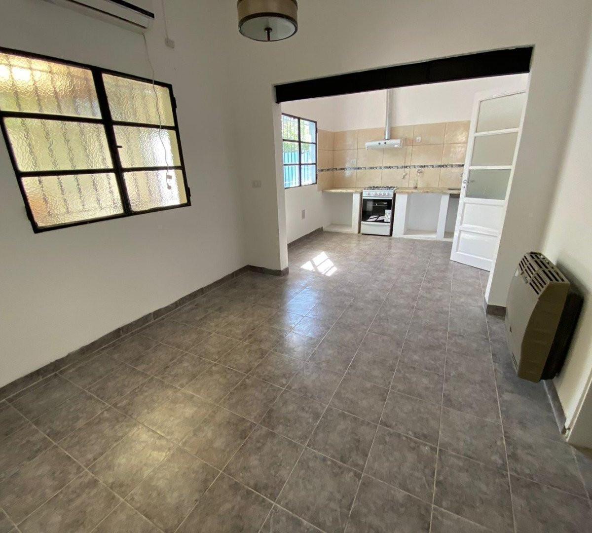 Venta de Casa Calle 11 E/ 34 y 36 de 3 Dorm. y Garage. 5