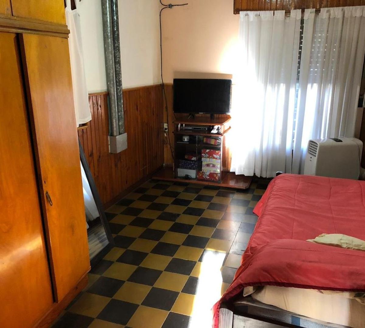Venta de Casa con Local/departamento, Calle 19 E/ 2 y 106. 2