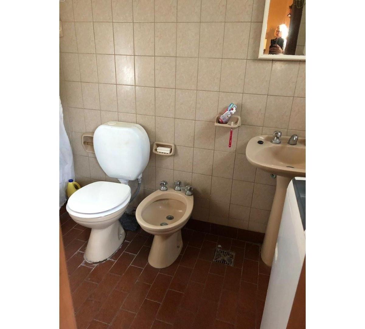 Venta de Casa con Local/departamento, Calle 19 E/ 2 y 106. 4