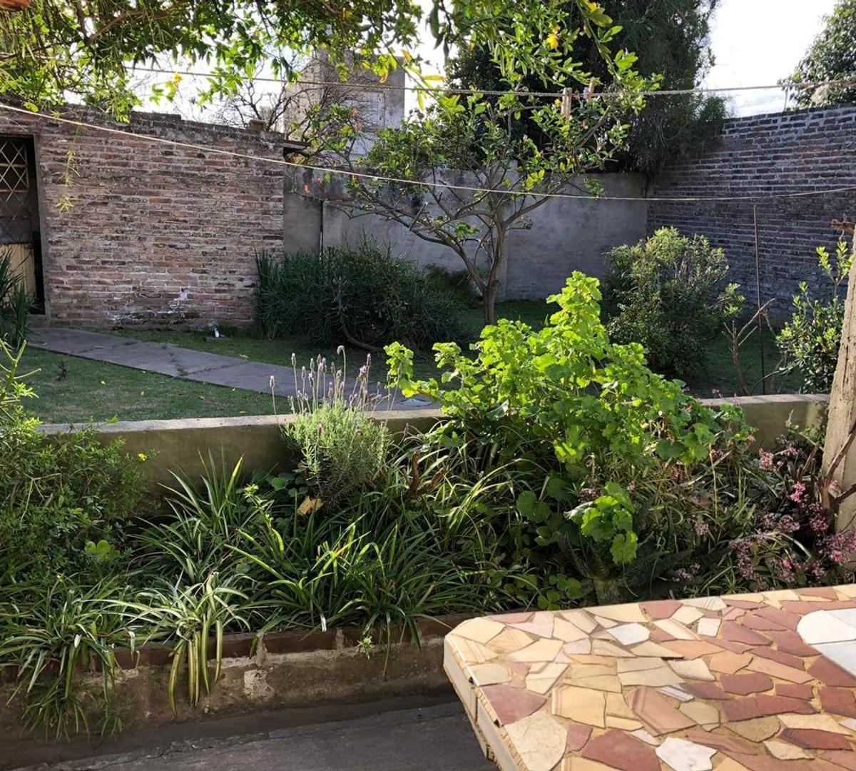 Venta de Casa con Local/departamento, Calle 19 E/ 2 y 106. 1